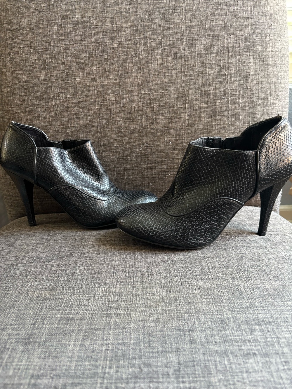 Rockport adiPRENE Black Leather Snakeskin Texture 4” Heeled Shootie Bootie 10.5